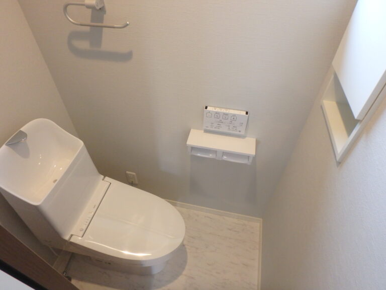白色で統一した二階のトイレ。